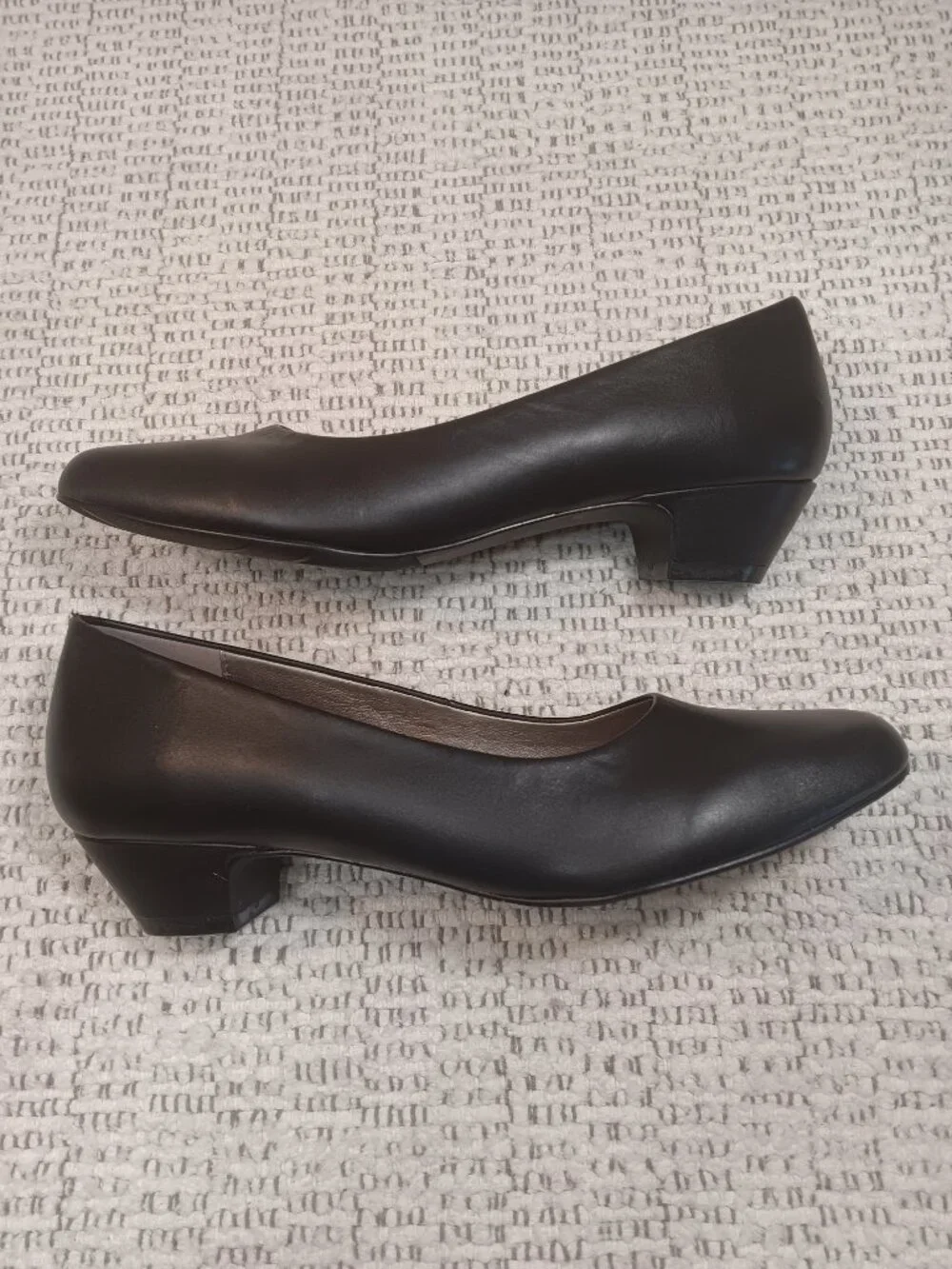 Array women's black leather upper block heel kitten heel pumps sz 9 N